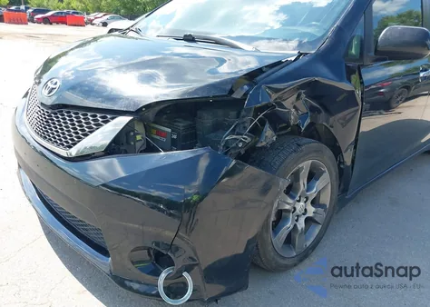 2015 Toyota Sienna Se 8 Passenger z USA, uszkodzony, nr VIN 5TDXK3DC1FS655935